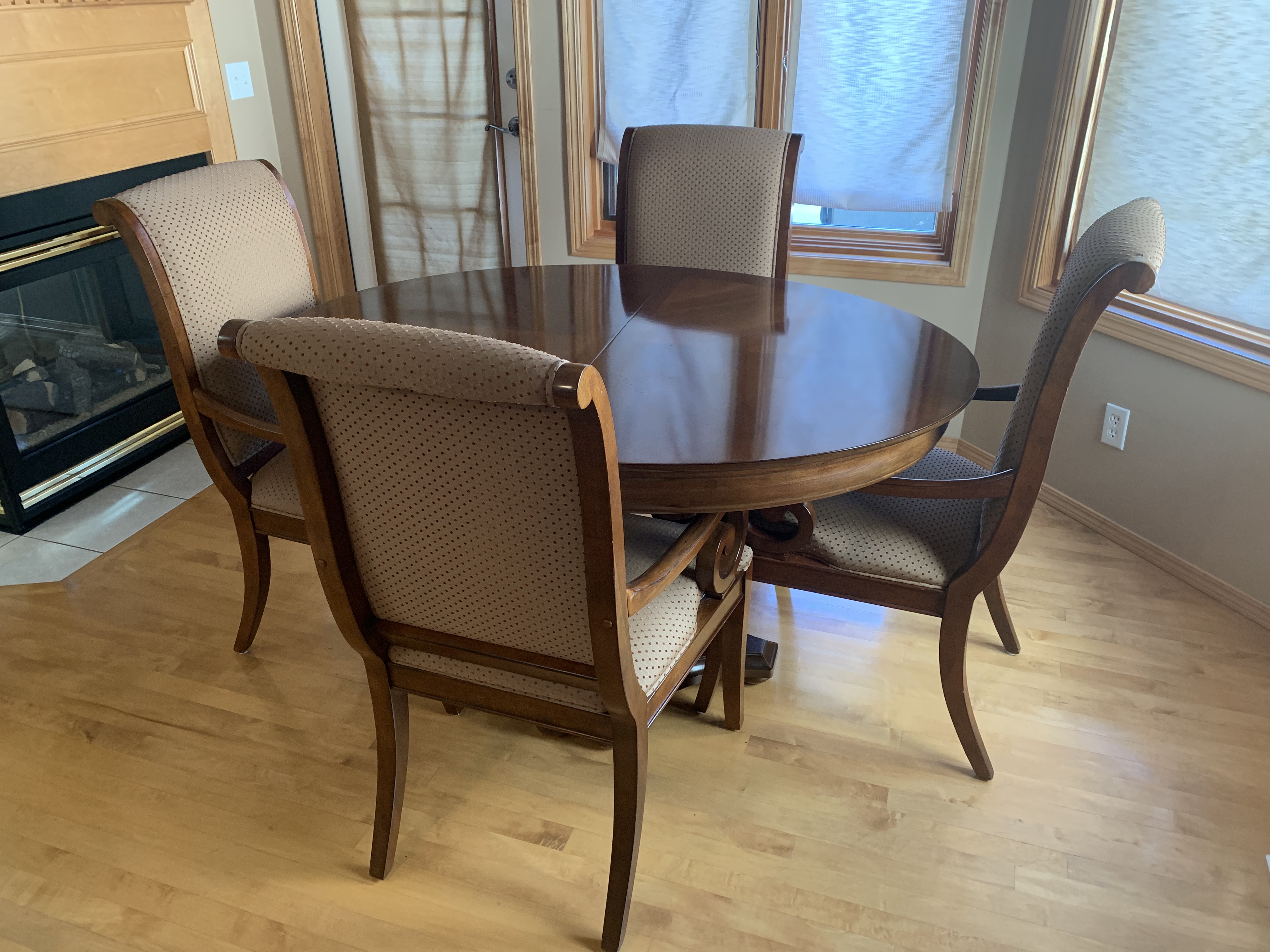 Dining table and 4 chairs photo 1